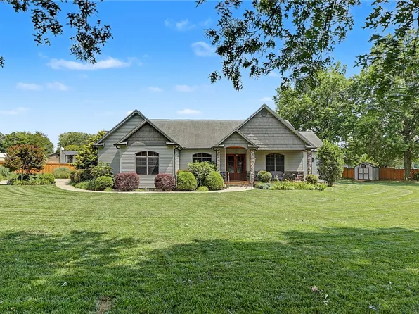102 Gresham Rd, Simpsonville, SC 29681