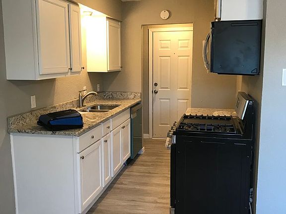 3rd image of 1211 Briarwood Dr