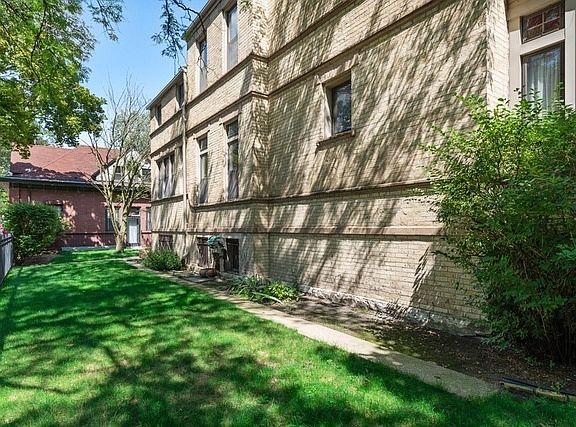 5th image of 1054 W Oakdale Ave