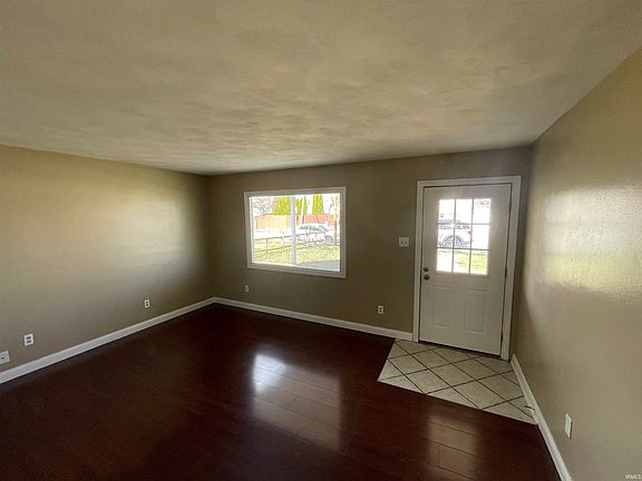 4th image of 319 E Poplar St