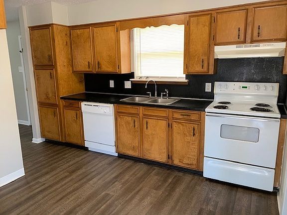 4th image of 303 Carriage Square Dr