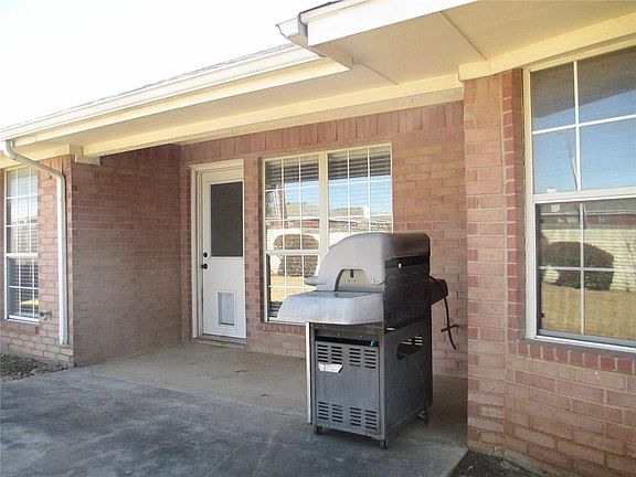 3rd image of 3801 Berrybush Ln