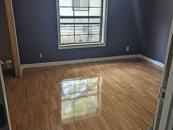 3rd image of 220 Apple Ave