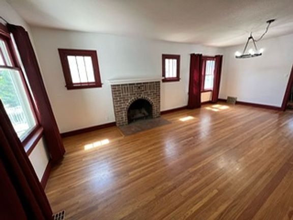 3rd image of 117 S Jackson St