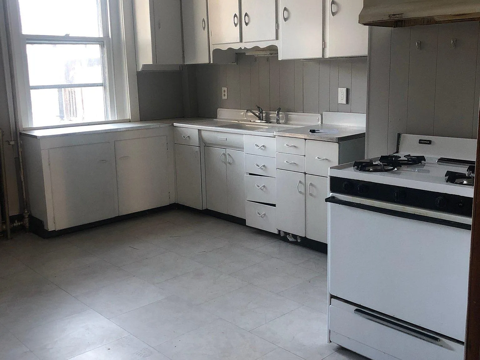 223 Fairview St — Photo 2