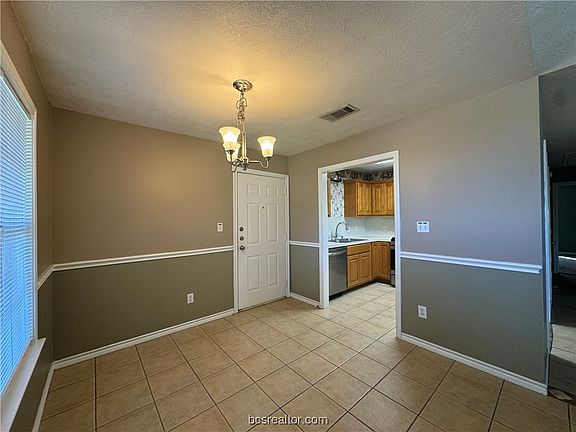 3rd image of 118 Southland St