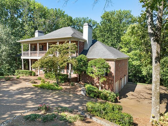 3rd image of 923 Stuart Ln