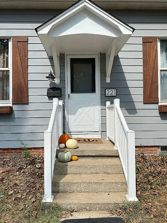 221 E South St photo 1