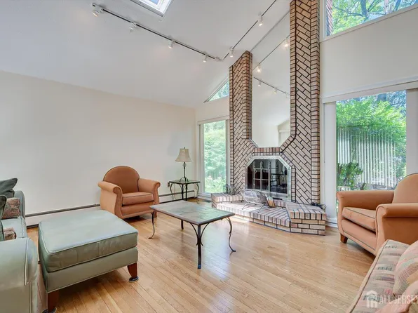 8 Parkside Dr, North Brunswick, NJ 08902