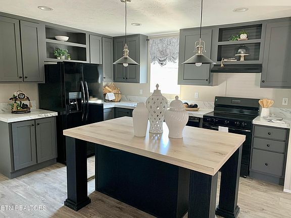3rd image of 139 Center Ln