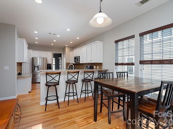 5th image of 10894 River Oaks Dr NW