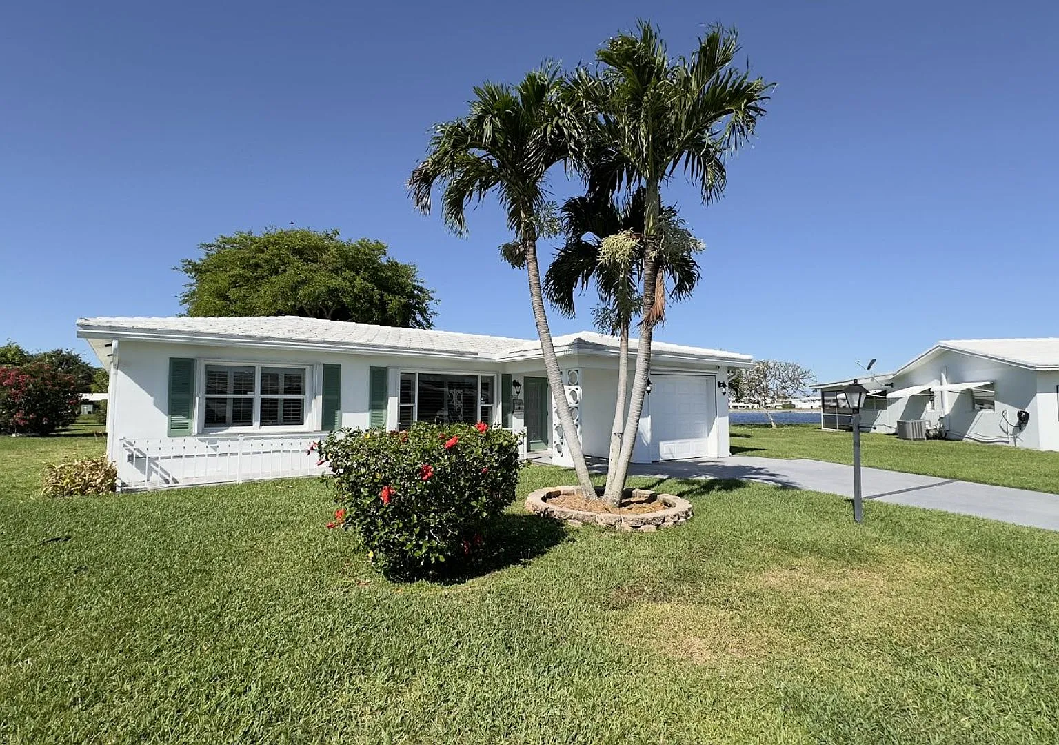 Lakefront 2BR Home in 55+ Leisureville Community — Photo 4
