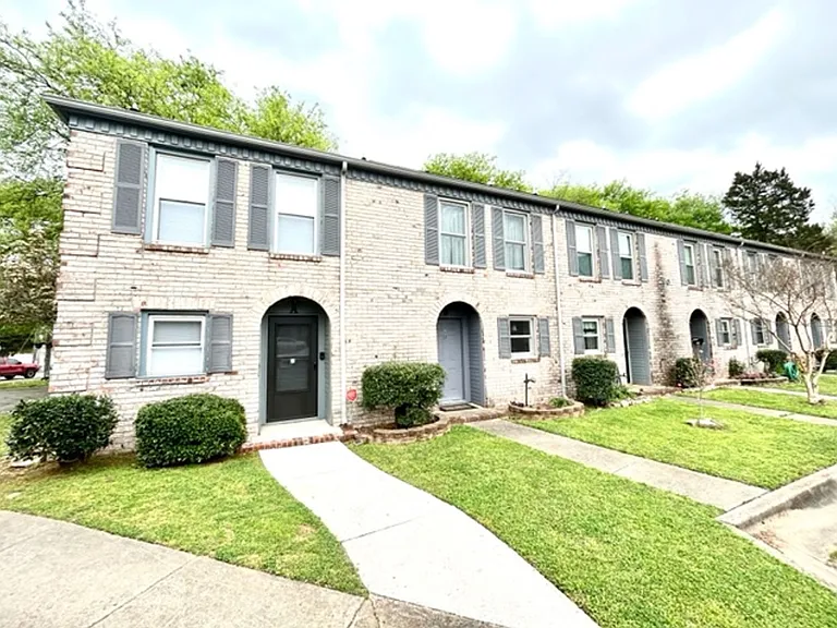 230 Marinawoods Dr SE #A — Photo 2