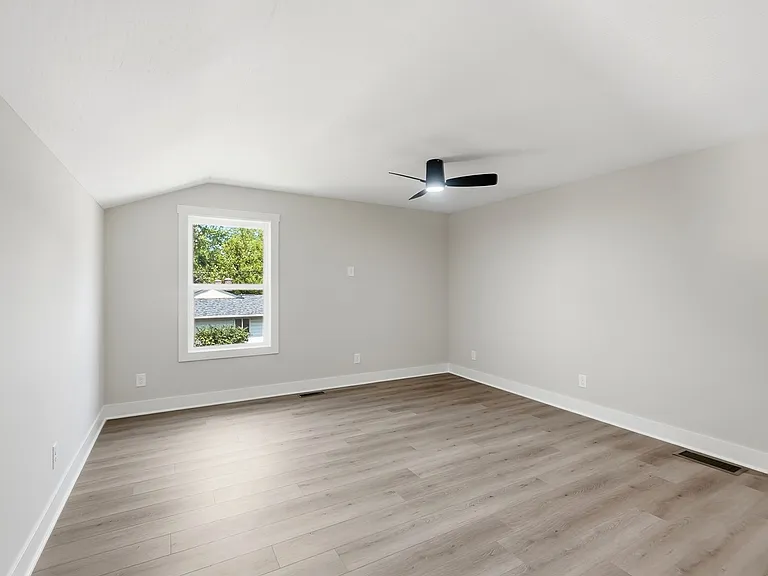 Large loft with endless options 
2nd Familyroom
Office 
Guestroom