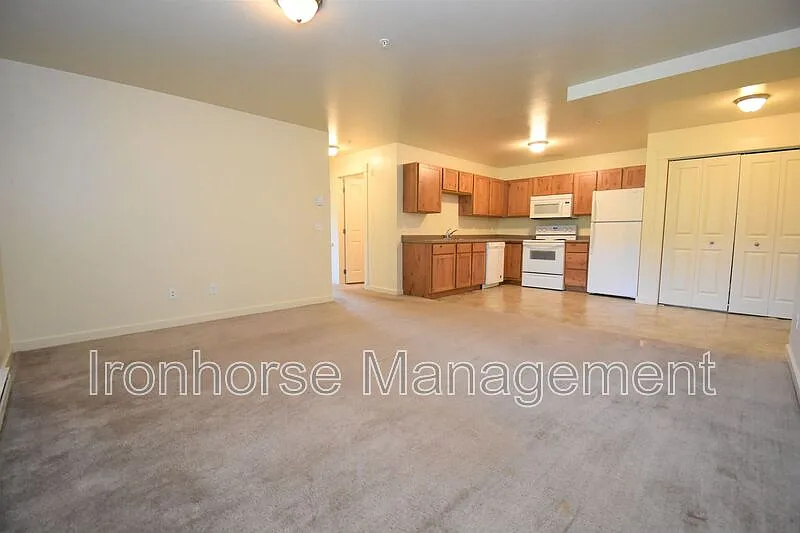 2 bed, 1.0 bath, 865 sqft, $1,600 — Photo 2