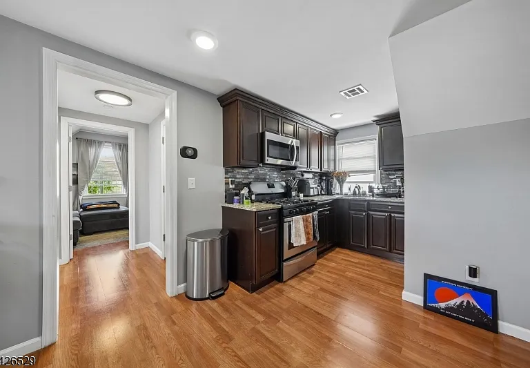 133 Franklin Ave — Photo 4