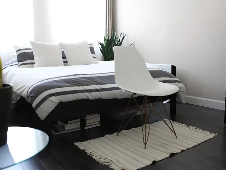 Bedroom w/ closet