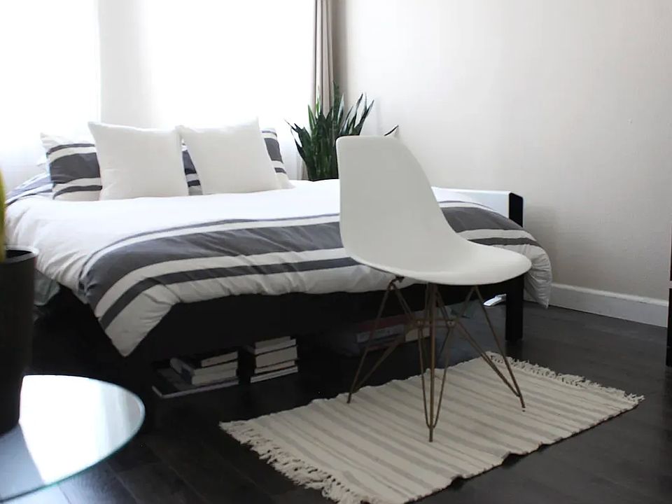 Bedroom w/ closet