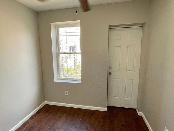 4th image of 1867 Clarence St Floor 1