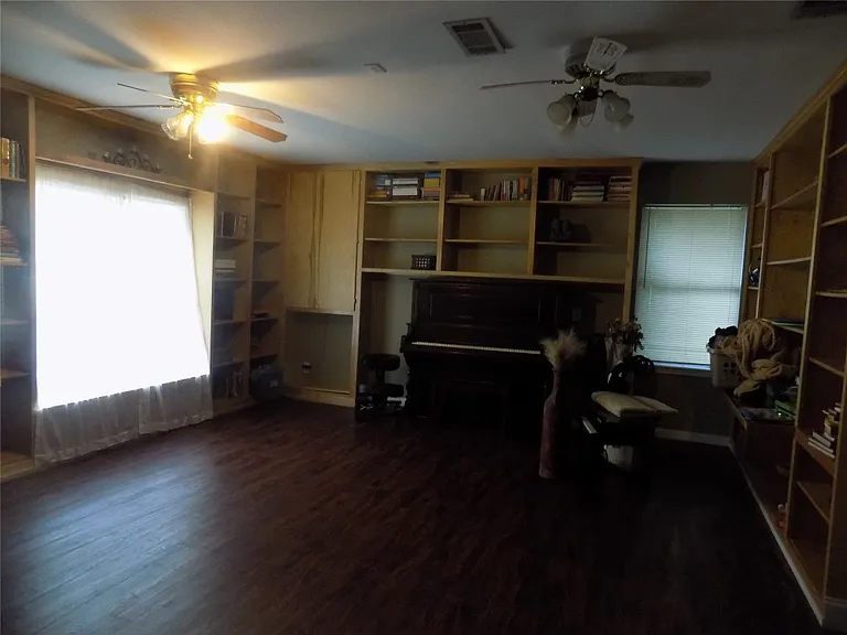 209 Oak Crest Ln — Photo 2
