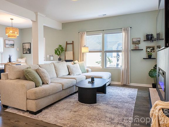 4th image of 556 Willamette Dr