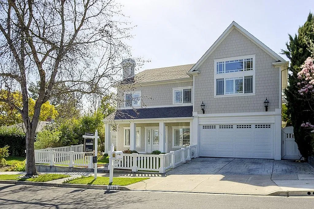 1180 Crompton Rd photo 1