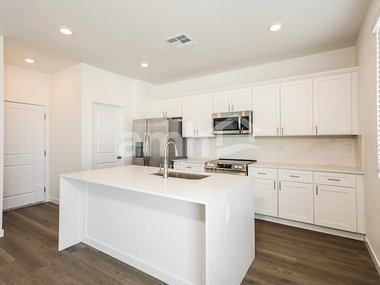 4 bed, 2.5 bath, 1796 sqft, $3,020 — Photo 3