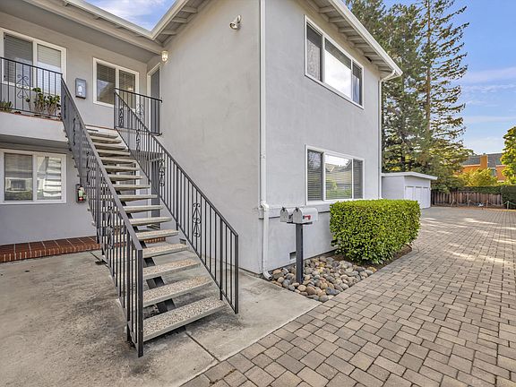 2nd image of 1027 Santa Cruz Ave