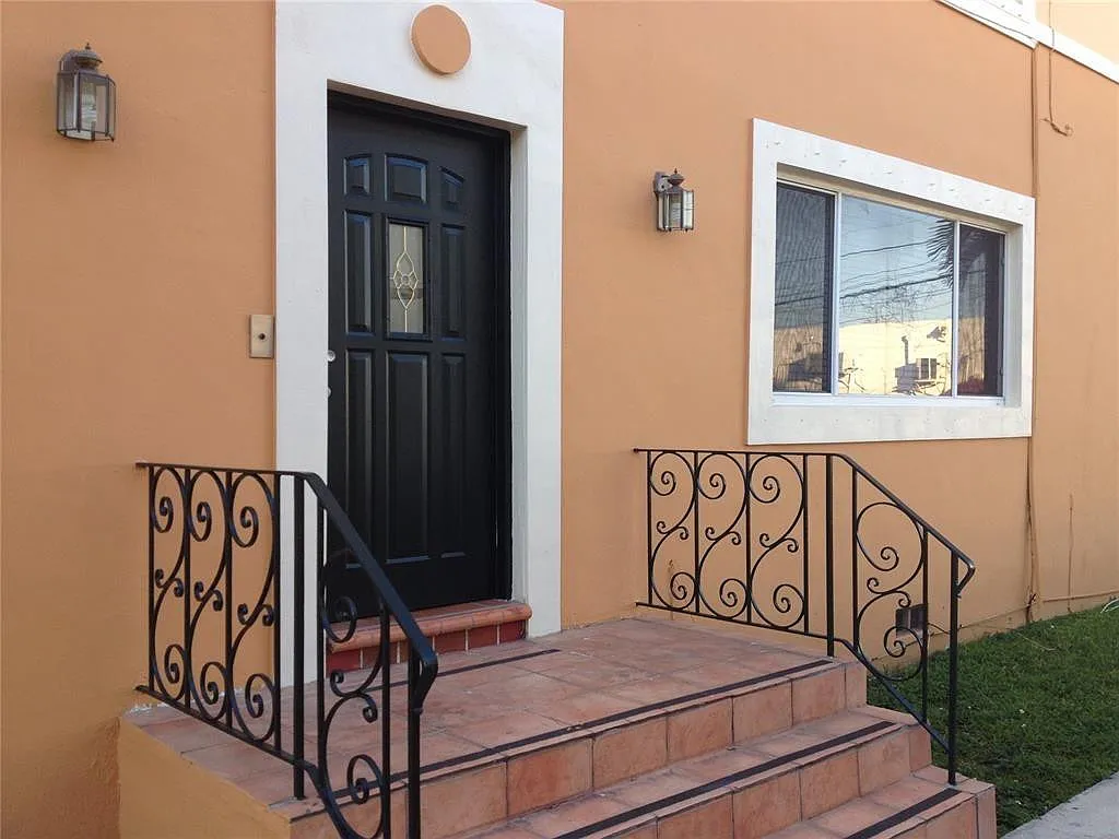 Building Photo - 115 Antiquera Ave #2
