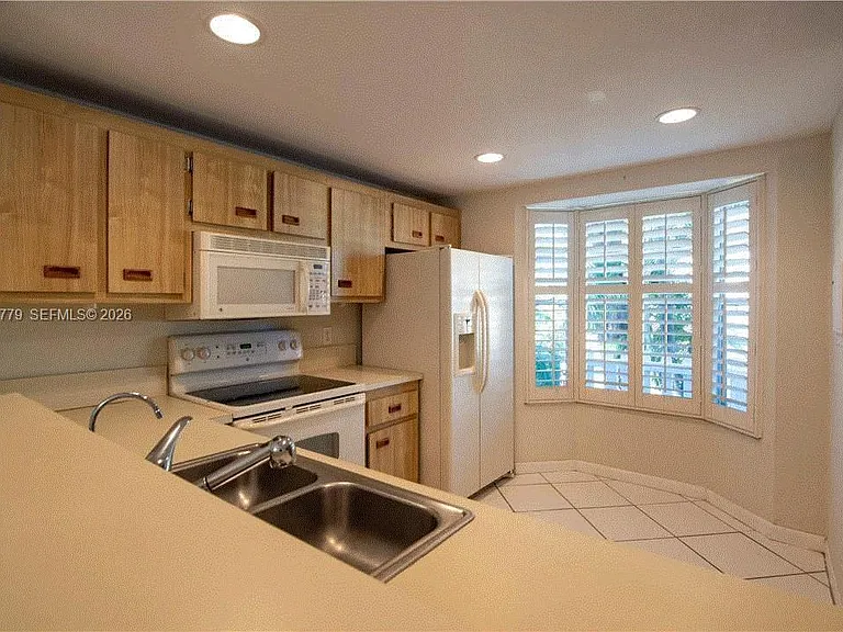 81 SW 3rd St #81 — Photo 4