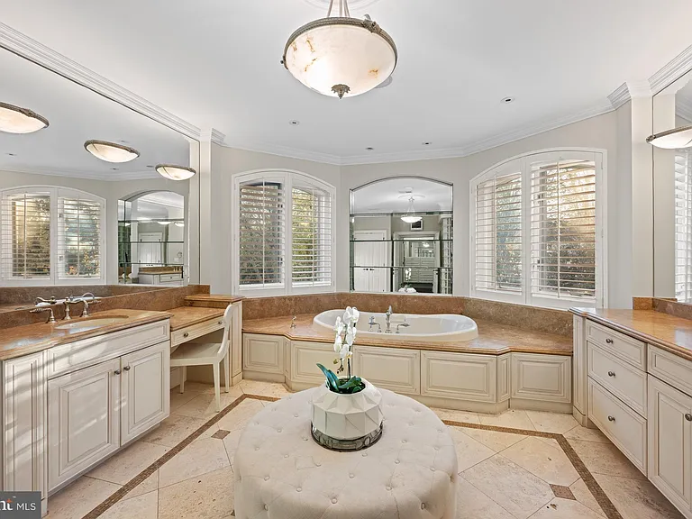 8305 Fox Haven Dr — Photo 36