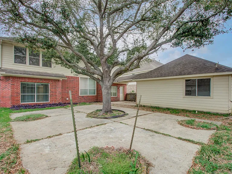 411 Green Stone Ct — Photo 35