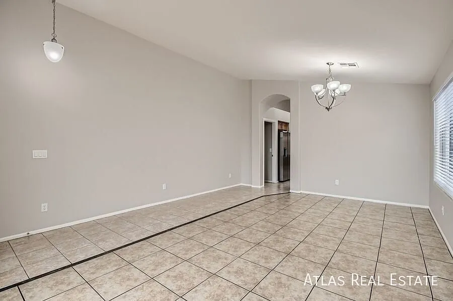 Single Story 4 bedroom home with covered patio and 2 car garage! — Photo 2