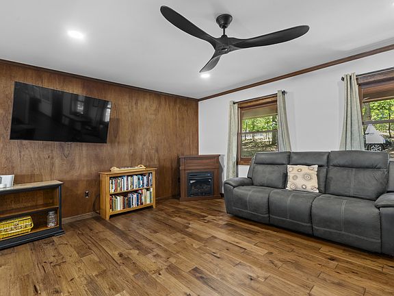 3rd image of 1035 Riverview Rd