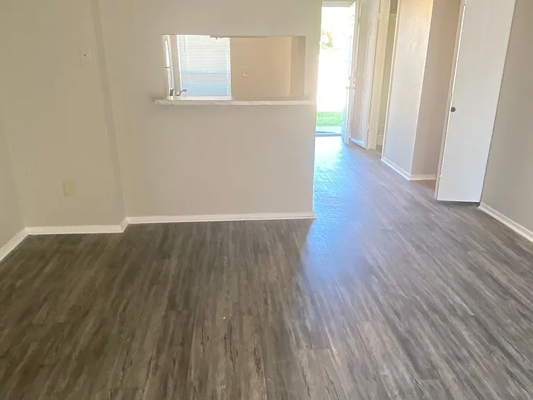 652 W Collins St — Photo 9
