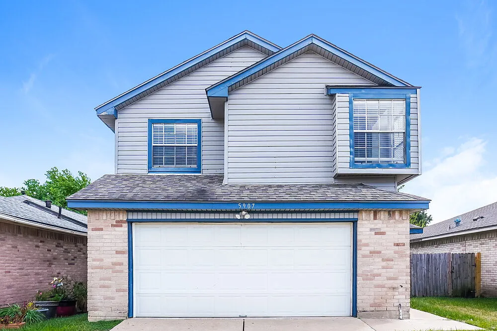 3 bed, 2.5 bath, 1378 sqft, $1,705 — Photo 1