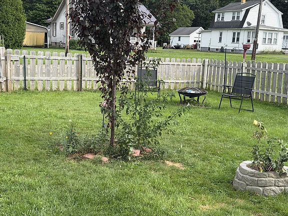 3rd image of 333 Oak Rd