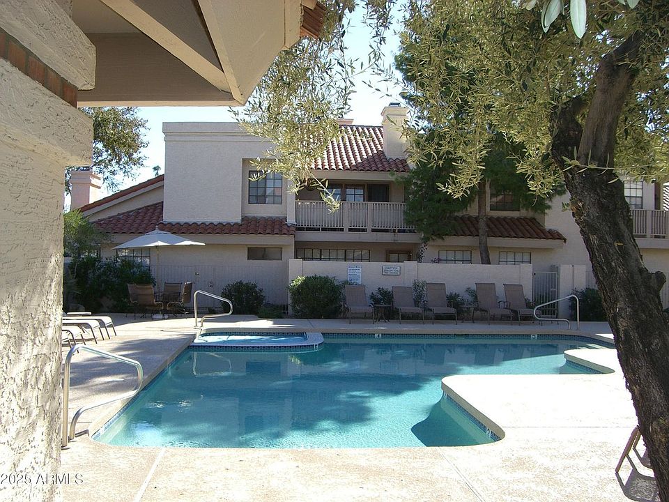 Community Pool and Jacuzzi
