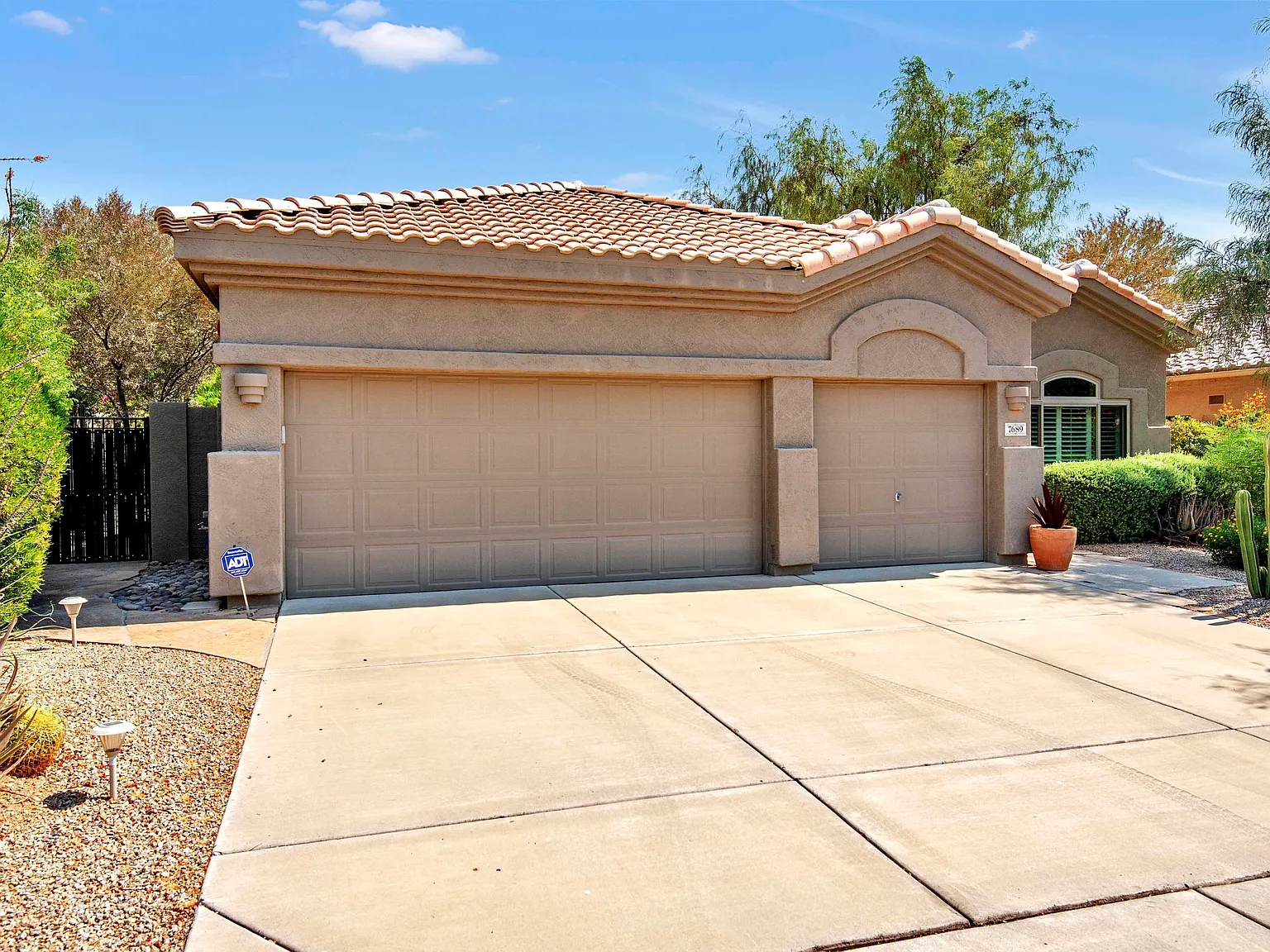 3 bed, 3.0 bath, 2319 sqft, $6,000 — Photo 3
