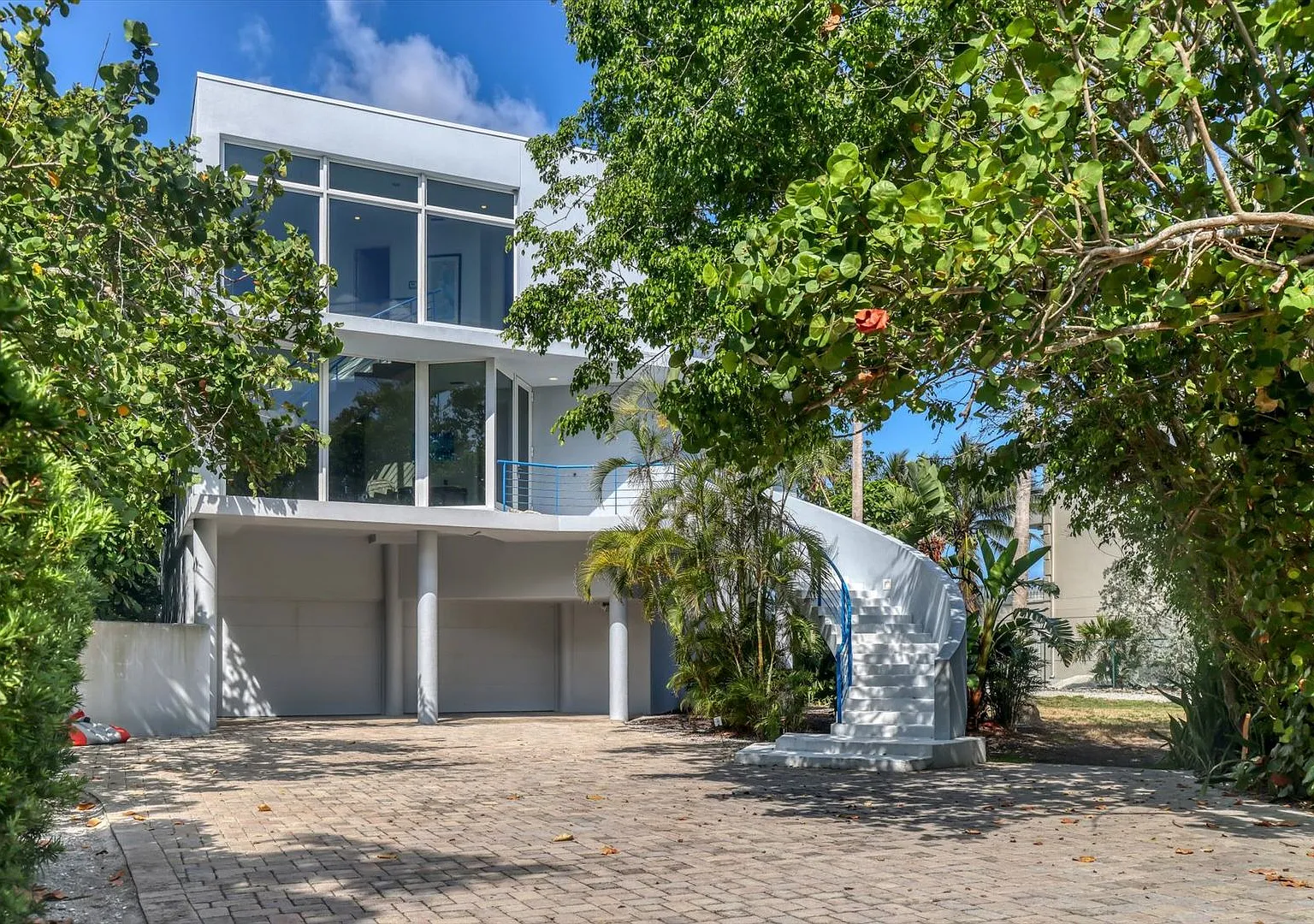 Beach Access & Gulf Views From This Incredible Luxury Home on Longboat Key — Photo 3
