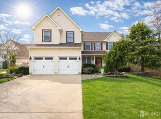 8 Clearbrook Ct, Howell, NJ 07731