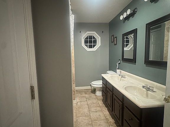 3rd image of 1124 Oakdale Rd