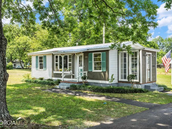 106 1st St, Tennille, GA 31089