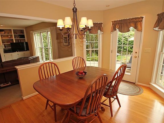 4th image of 36 Park View Dr
