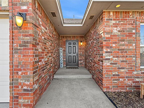 4th image of 709 S Lyle Rd