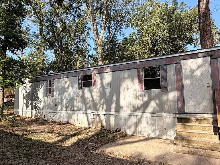 5542 Whites Ferry Rd — Photo 1