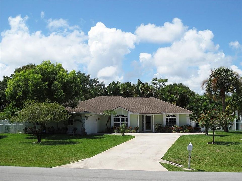 1st image of 940 NE Juniper Pl