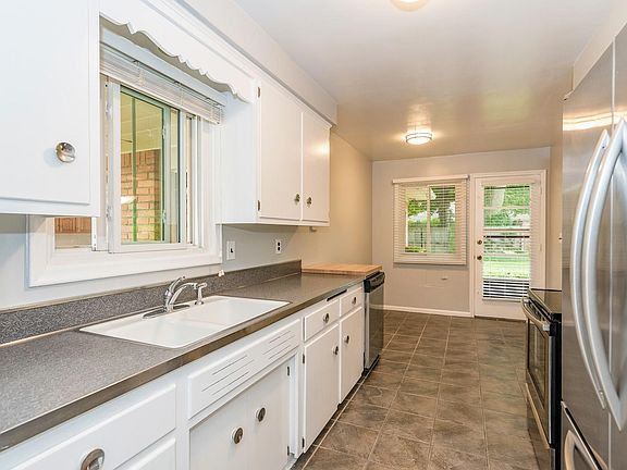 5th image of 2121 Laurome Dr