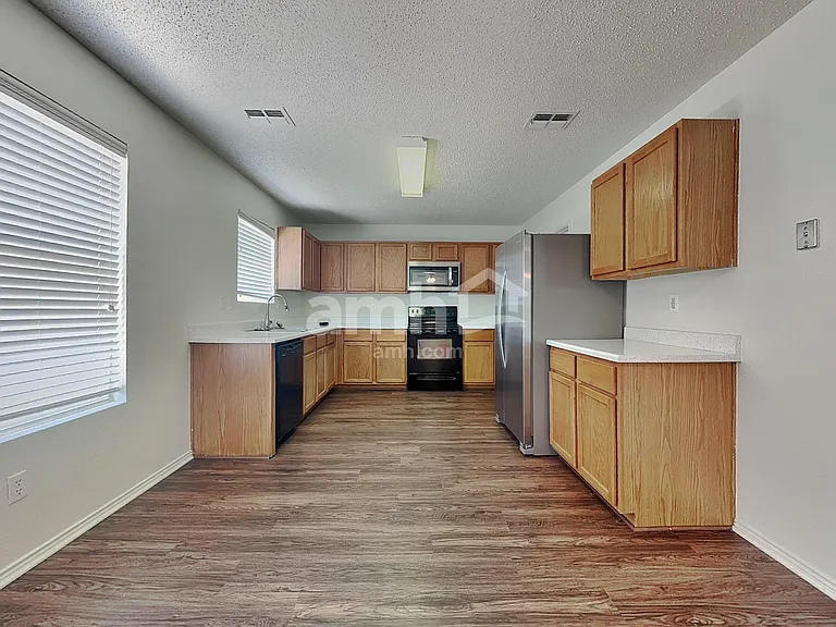 8724 Hunters Creek Ct — Photo 3