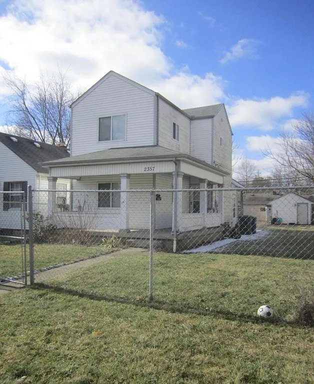 2357 Hiawatha Park Dr photo 1